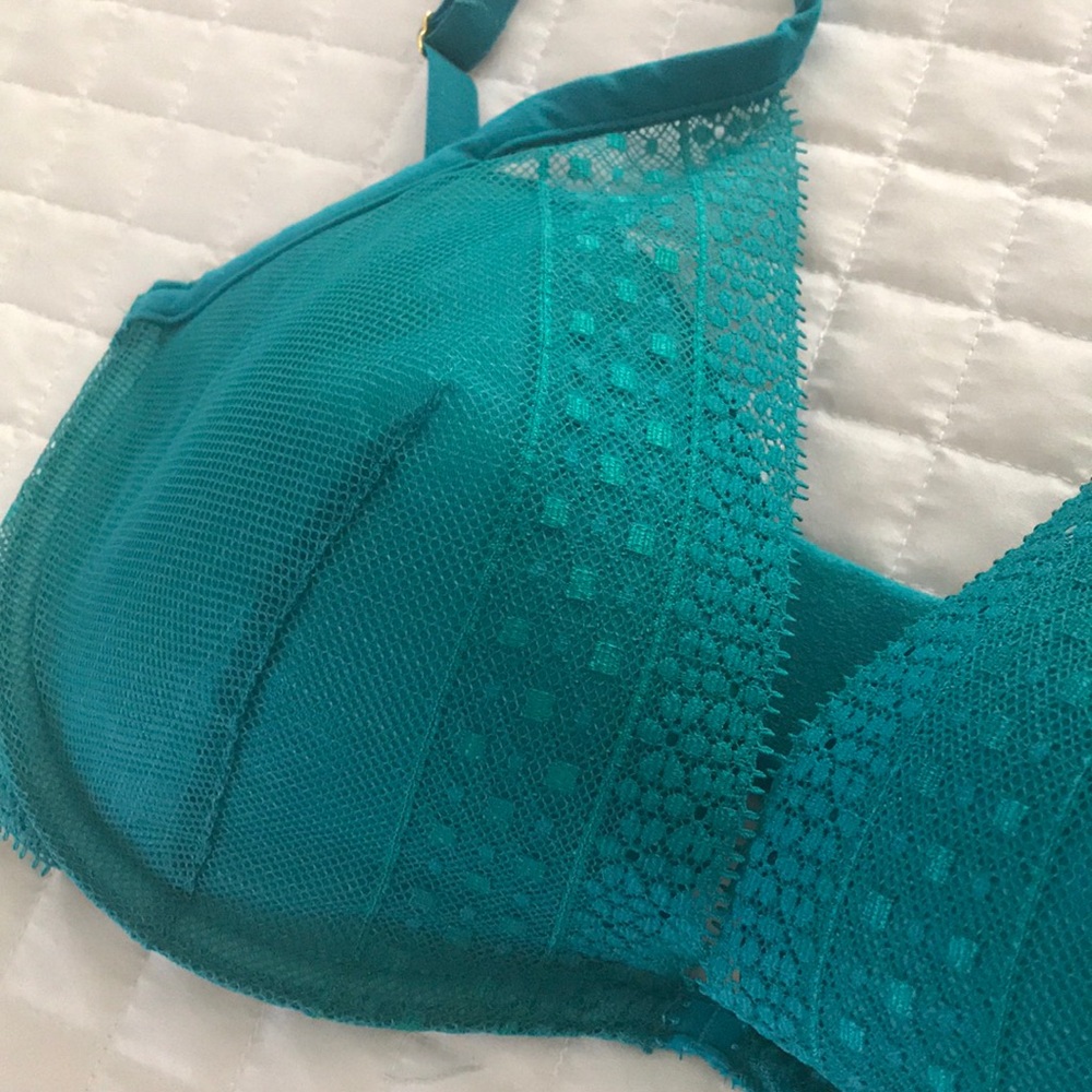 NEW Victoria’s Secret teal plunge bra